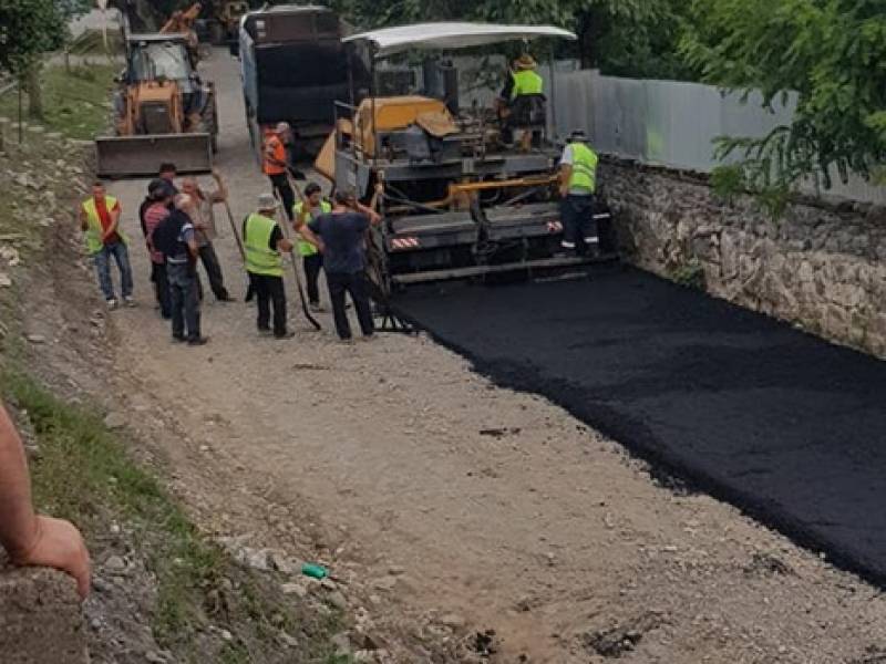 მიმდინარეობს ქვედა ცაგერი-ლასურიაშის საავტომობილო გზის ასფალტირების სამუშაოები